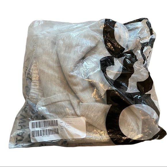 Asos DESIGN longer length sweat shorts in gray - Picture 5 of 9